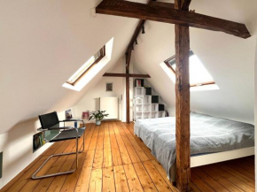 Helles Giebelzimmer im Altbau